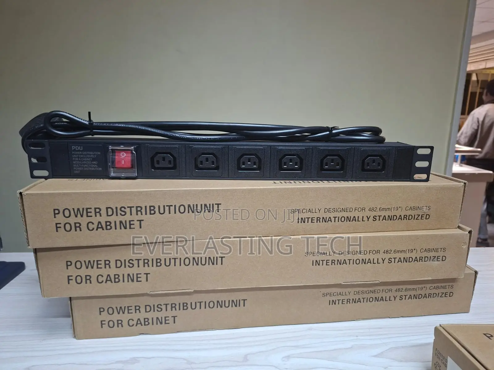 Power Distribution Unit (Pdu) C13 Sockets 6 Way