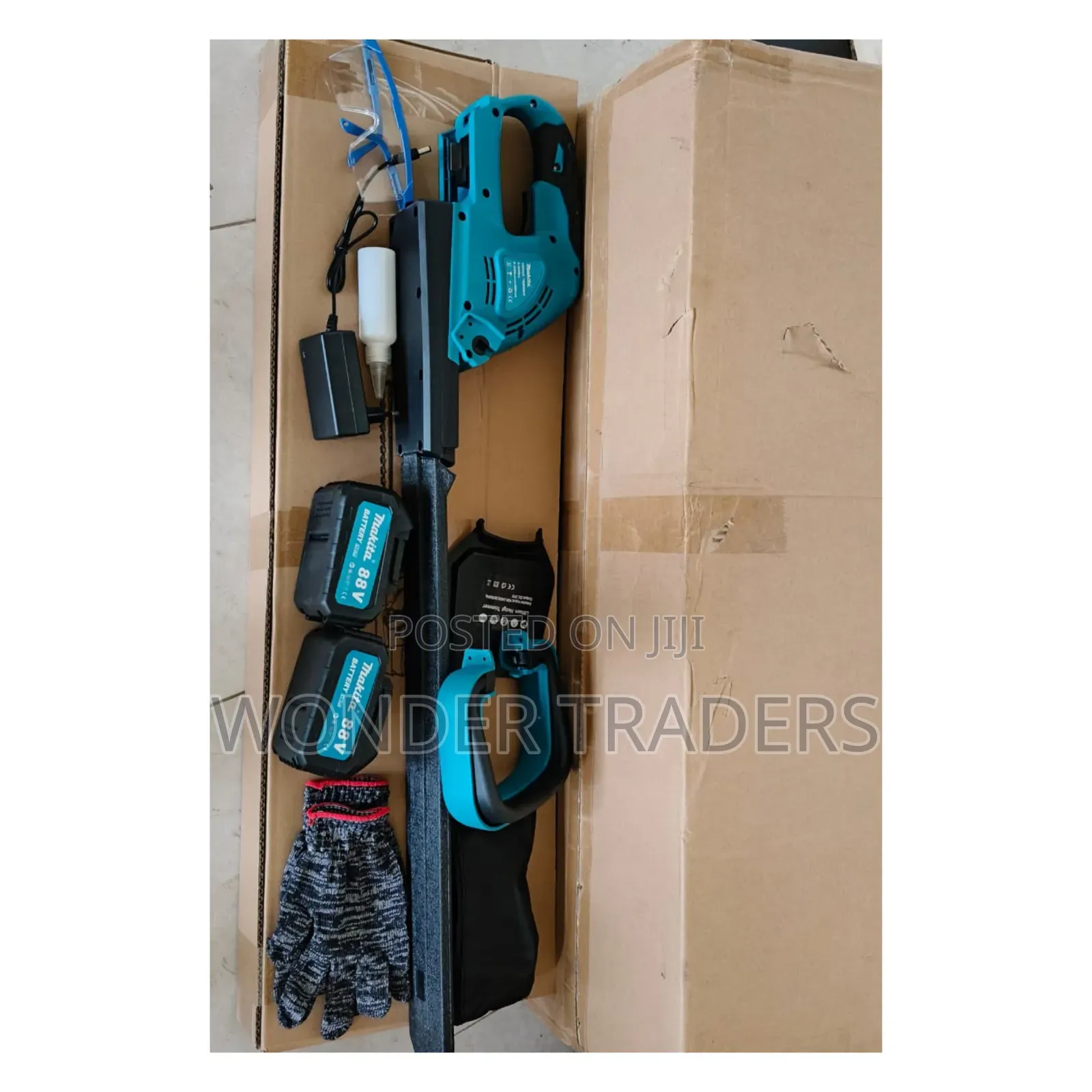 Cordless Hedge Trimmer
2 Batteries