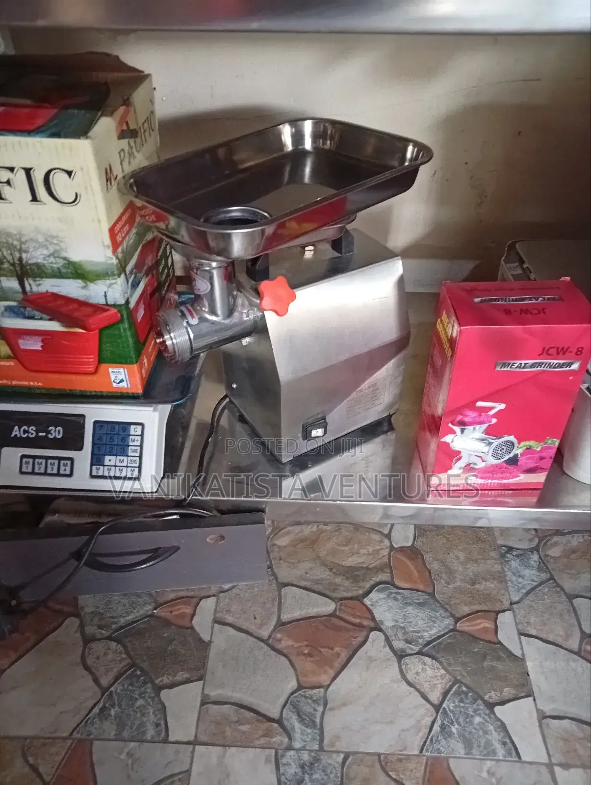 Heavy-Duty Meat Mincer.
Smooth Grinding, Low Noise Easy Cleaning.