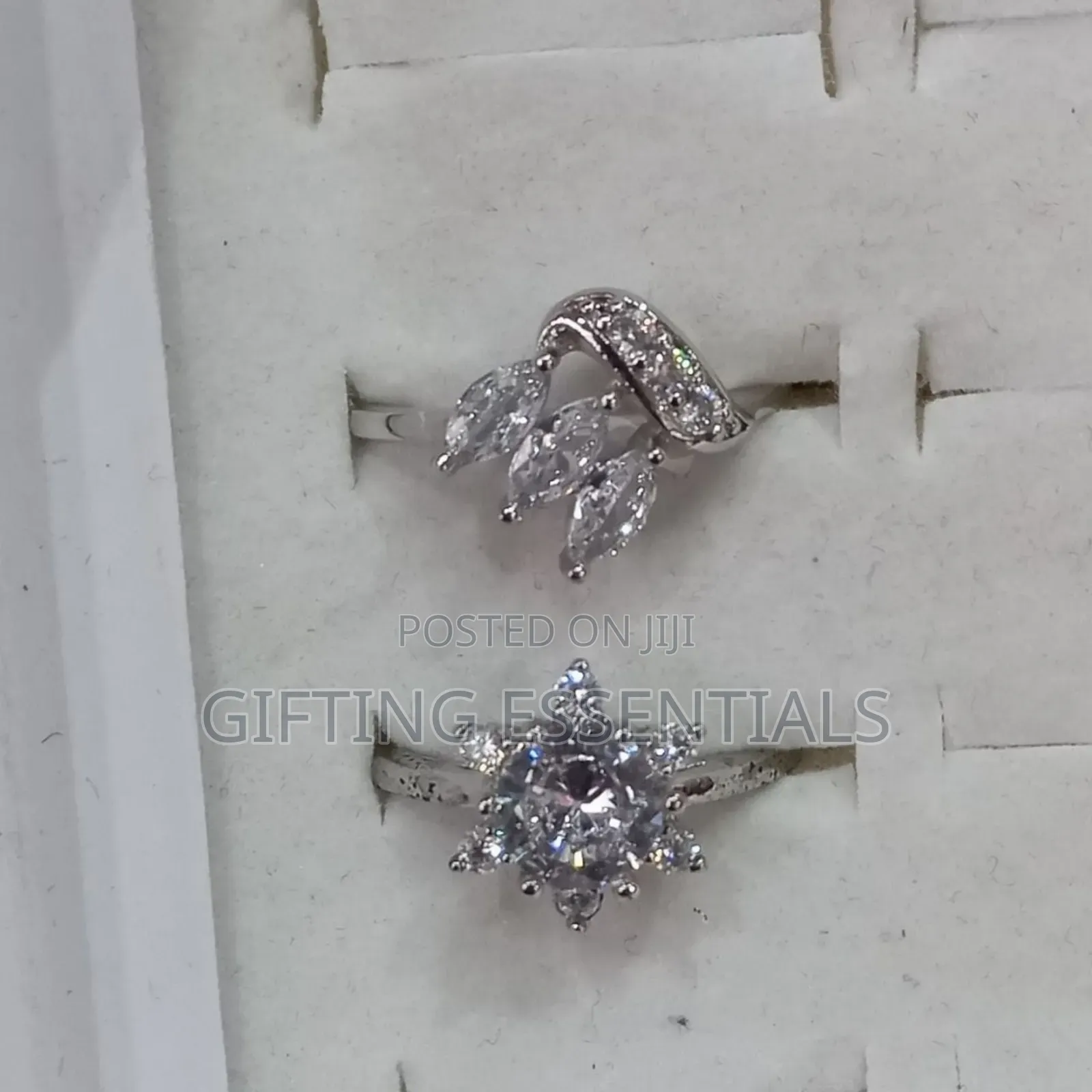 Beautiful Simple Silver Gold Engagement Ring With Box Packaging