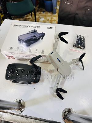 E88 Toy Drone for Kids – Foldable Fun - thumbnail 2