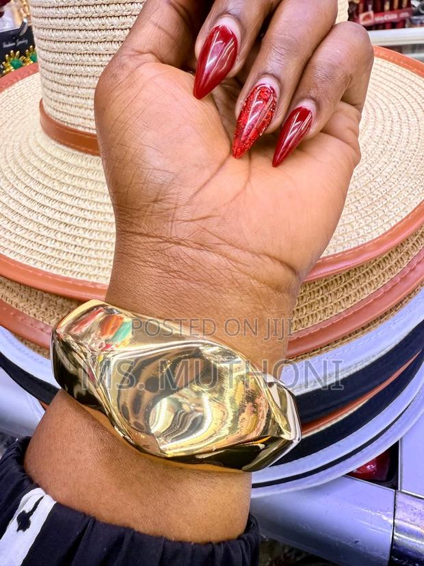 Ladies Statement Wide, Gold-Tone Metal Cuff Bangles. - thumbnail 6