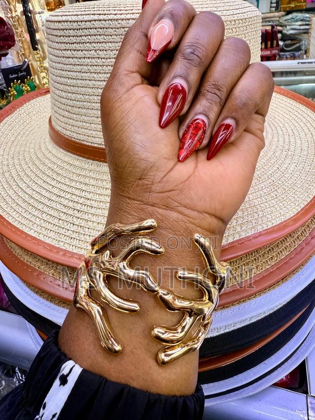 Ladies Statement Wide, Gold-Tone Metal Cuff Bangles. - thumbnail 5