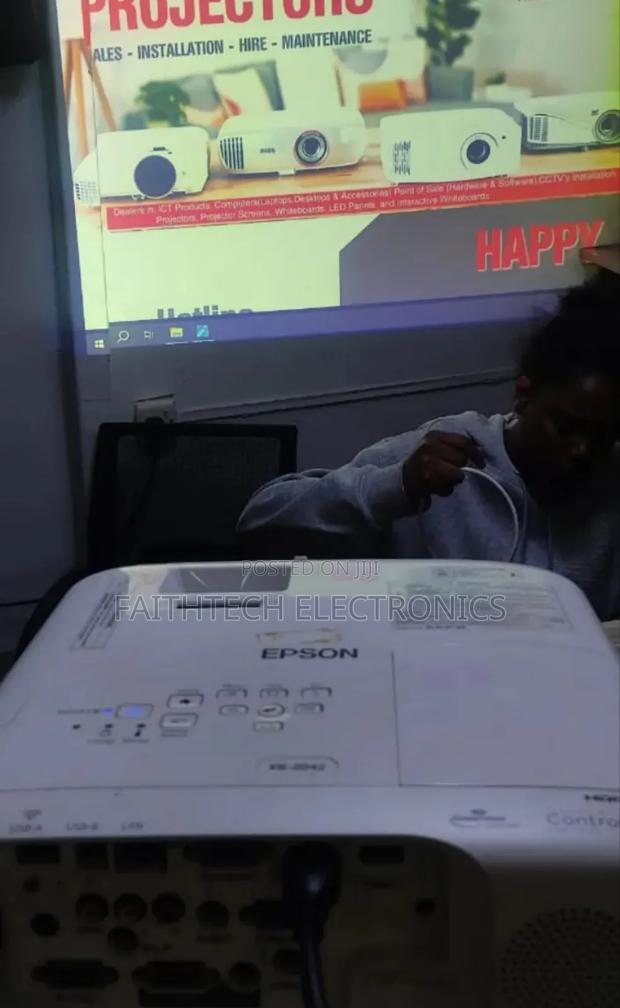 Epson Eb S05 Projector With Free Hdmi Cable
