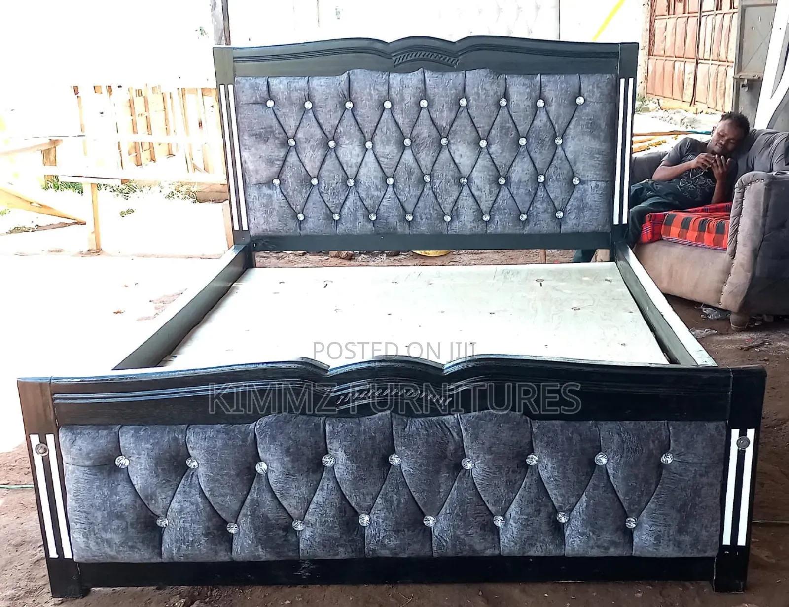 5x6 Silver Buttoned Gray Mocket Bed