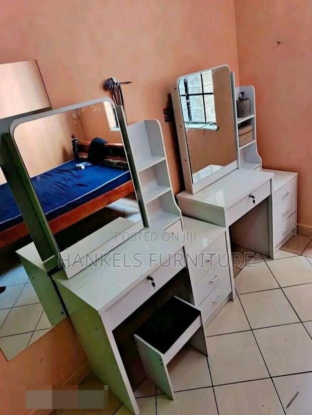 Contemporary Makeup Vanity With Smooth Finish - main view