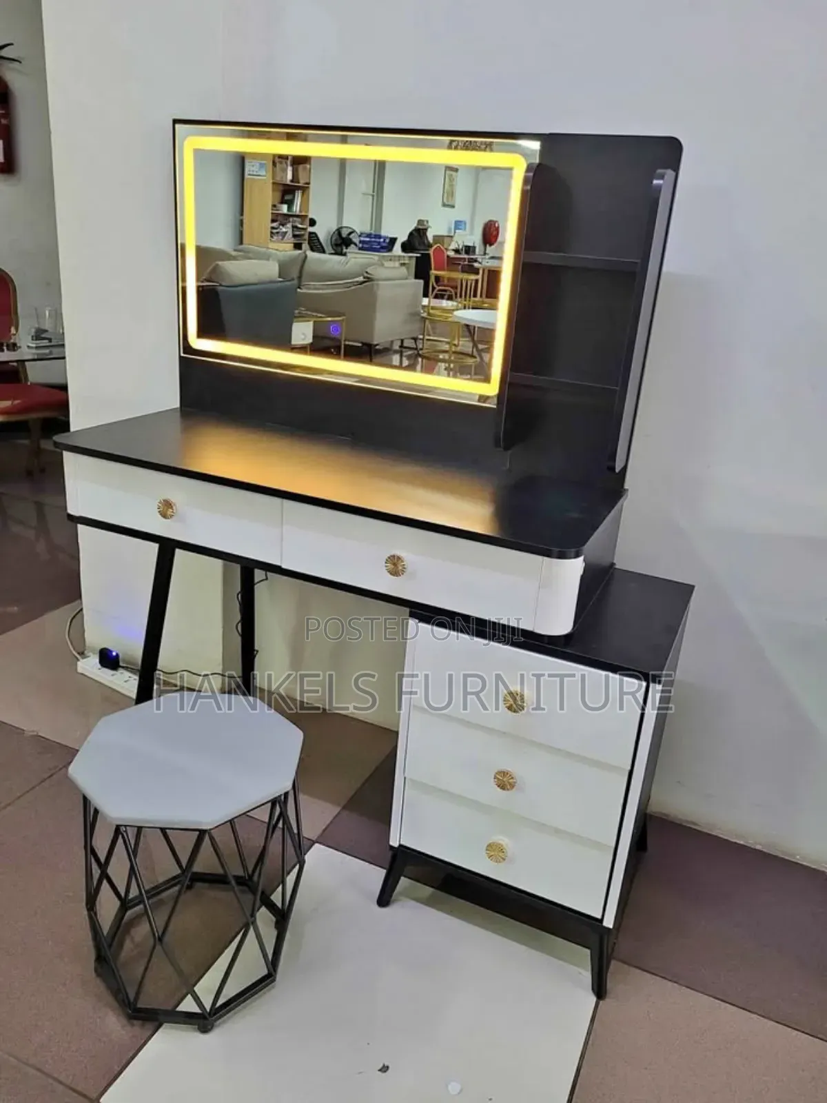 Chic Vanity Table – The Perfect Beauty Corner