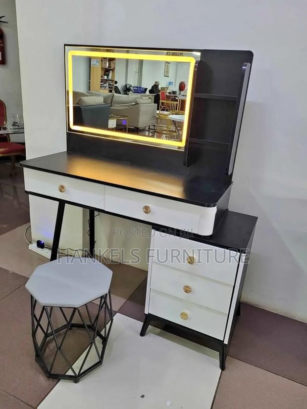 Chic Vanity Table – The Perfect Beauty Corner