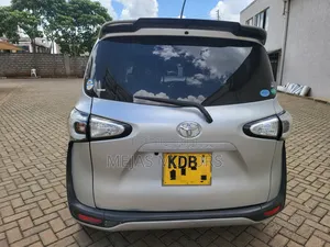 Toyota Sienta 2015 Silver