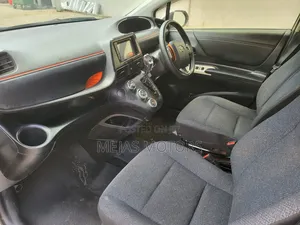 Toyota Sienta 2015 Silver