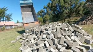 Machine Cuts Stones/Ndarugo - main view