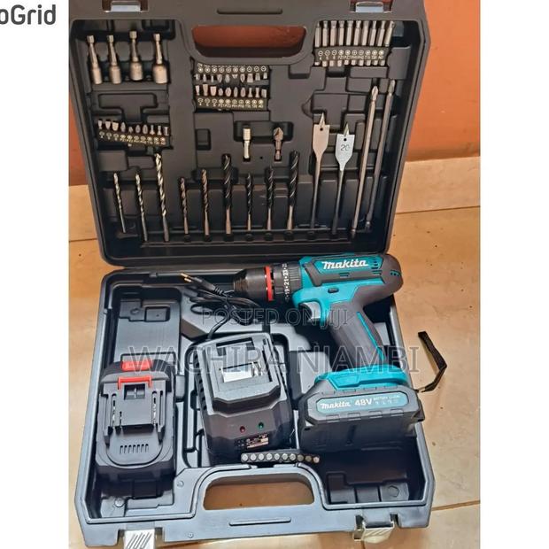 Makita 88v Cordless Drill
With
2 Batteries