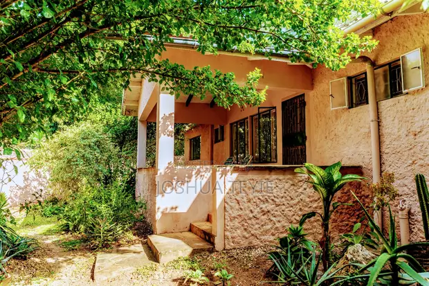 4bdrm Bungalow in Town Centre for sale