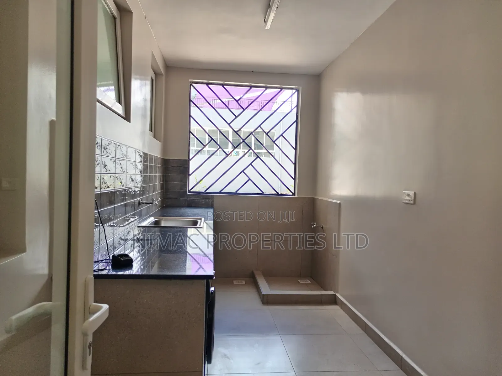3bdrm Block of Flats in Sunpark Residence, Gateway Mall Area for sale