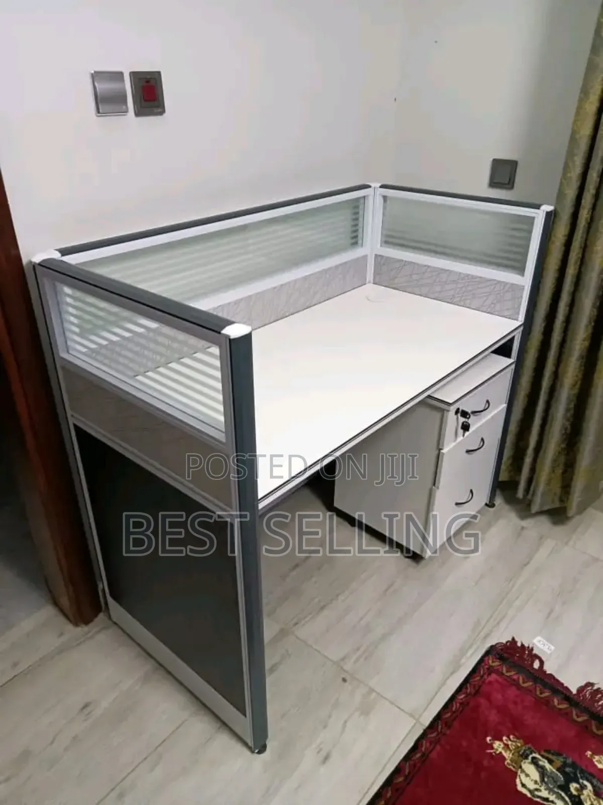 White Single Way Working Station