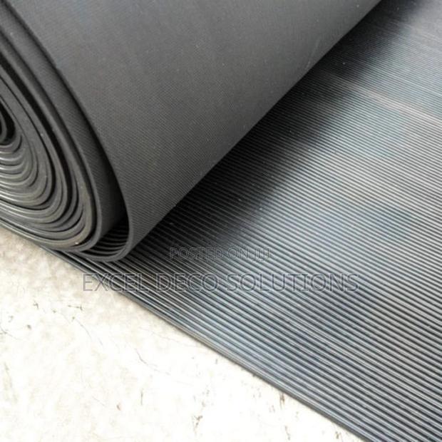 Premium Ribbed Rubber Mat – Anti-Slip Safety Flooring