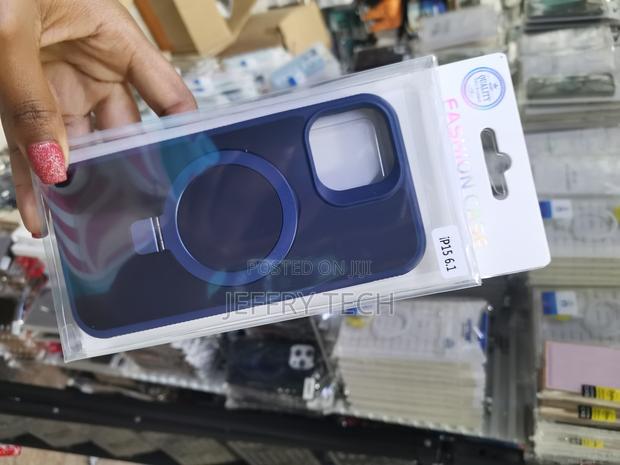 Nitic Clear Matte iPhone 15 Case With Magnetic Invisible Stand - thumbnail 3