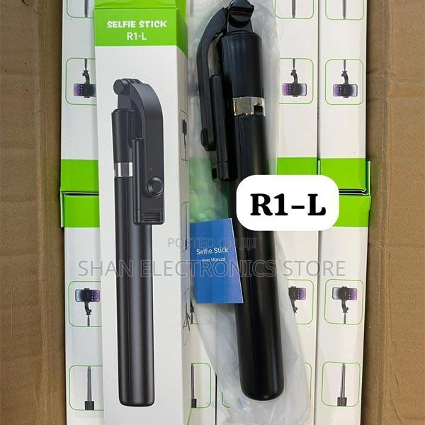R1l Wireless Remote Selfie Stick - main view