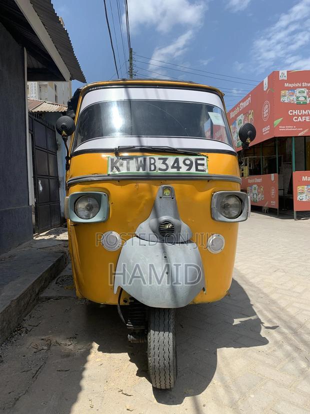 Piaggio 2018 Yellow - main view