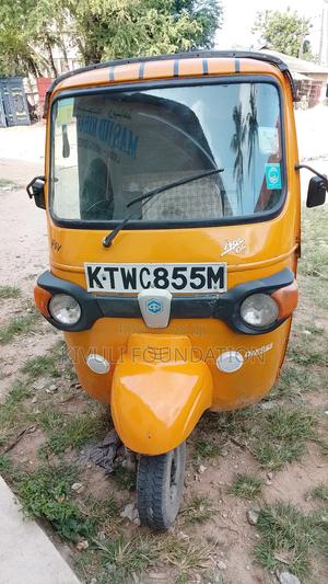 Piaggio 2023 Yellow - main view