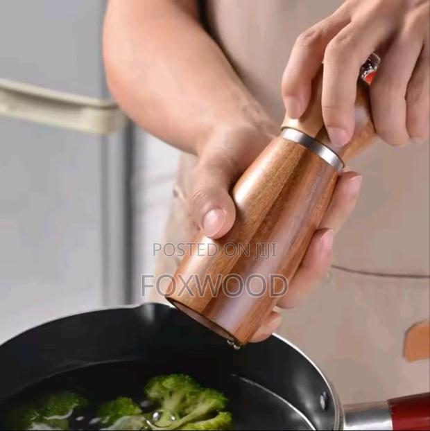 Wooden Portable Spice Pepper Grinder - main view