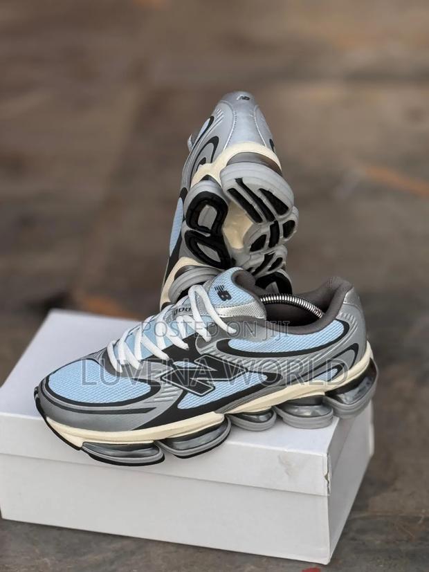 New Balance 2000 - main view