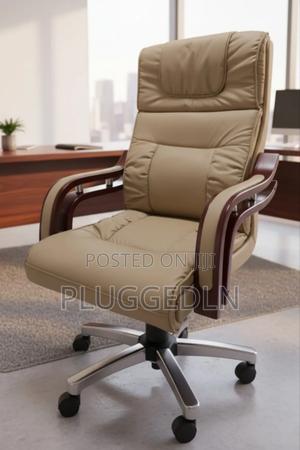 Executive High-Back Leather Office Chair. - thumbnail 2