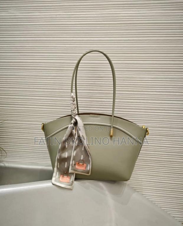A Beautiful Handbag - thumbnail 2