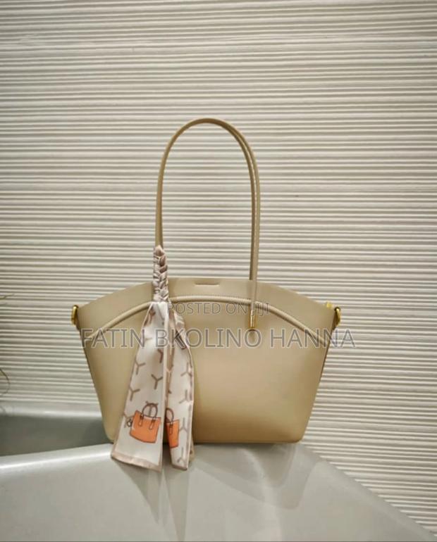 A Beautiful Handbag - thumbnail 3