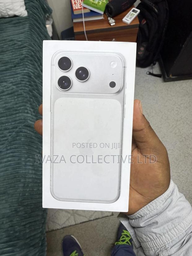 New Apple iPhone 17 Pro Max 256 GB Silver - main view