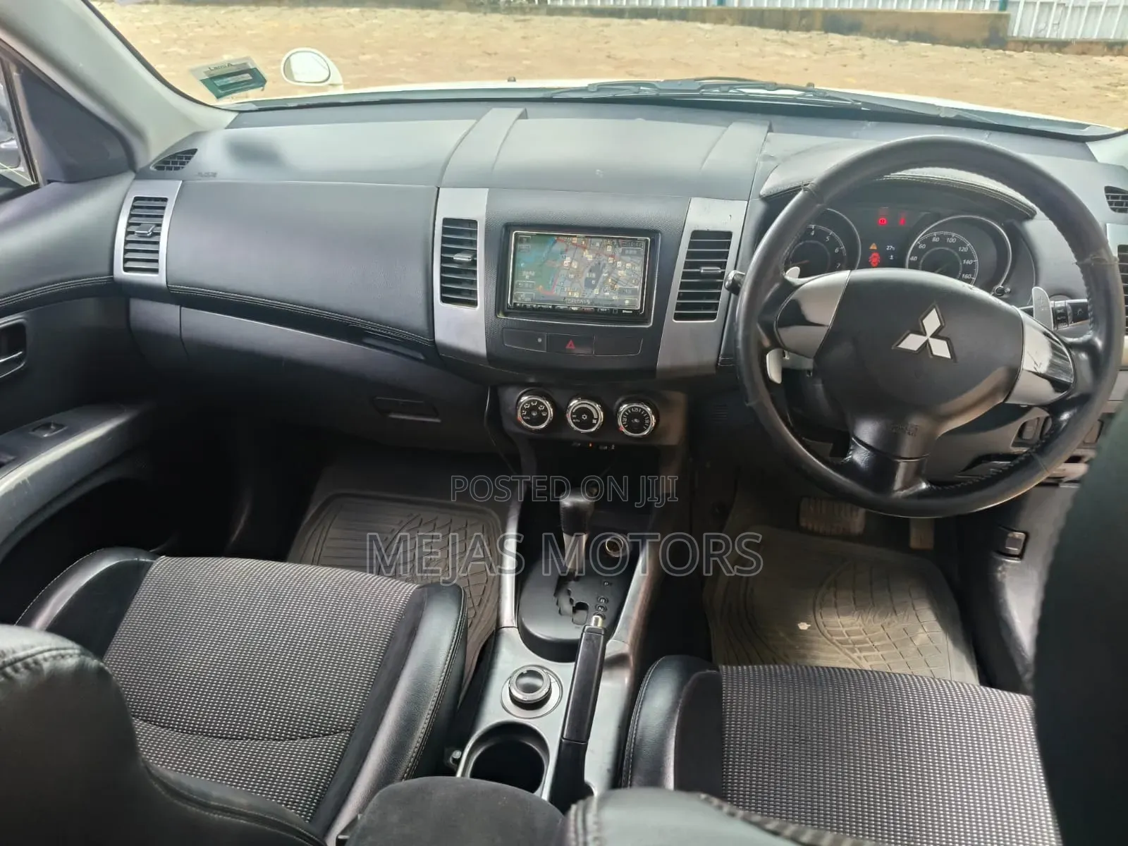 Mitsubishi Outlander 2011 White