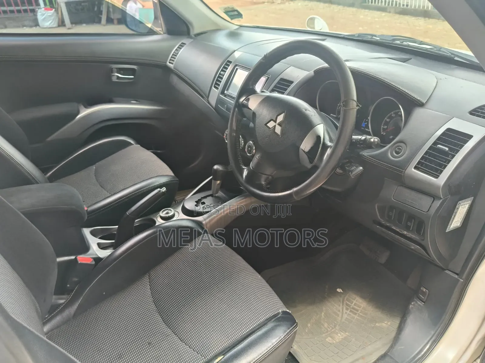 Mitsubishi Outlander 2011 White