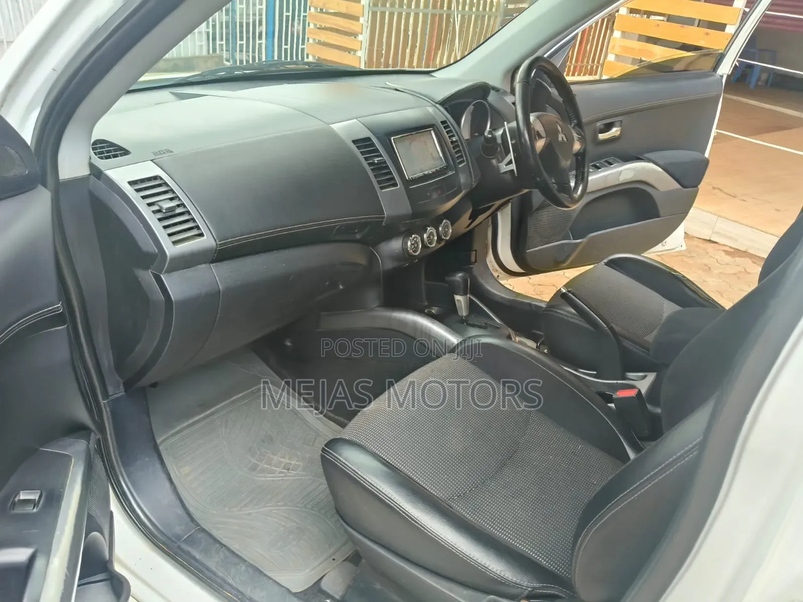 Mitsubishi Outlander 2011 White