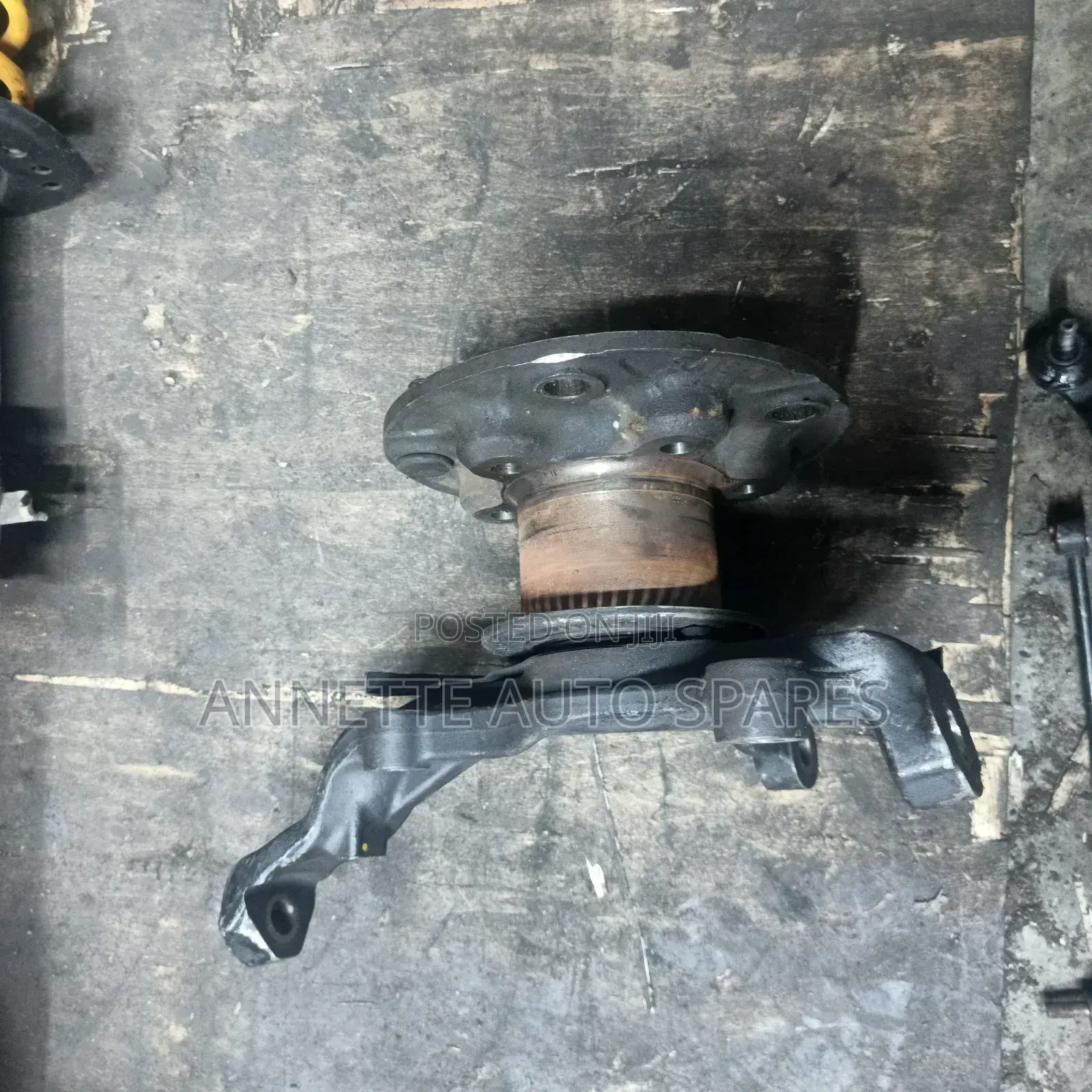 Hub and Knuckle Isuzu Elf
