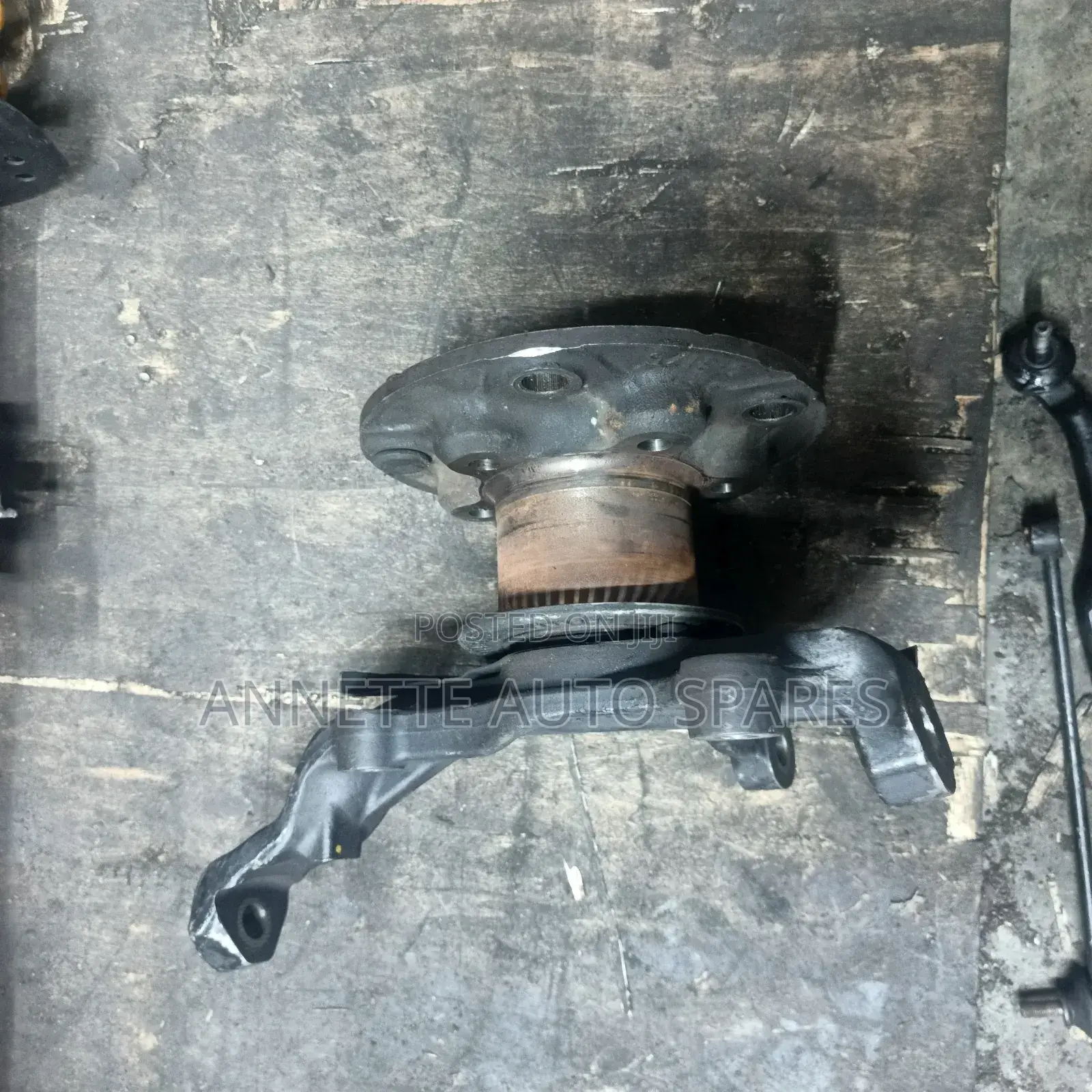 Hub and Knuckle Isuzu Elf