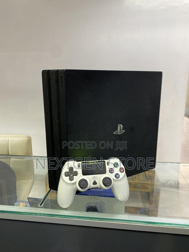 Play Station 4 Pro 1 Tb and 1 Controller