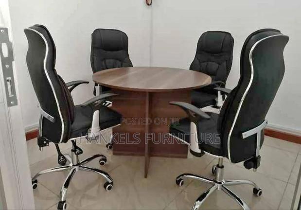 Round Boardroom Table for Collaborative Spaces - main view