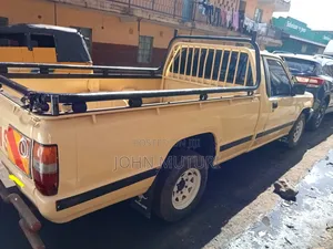 Mitsubishi L200 2001 Yellow