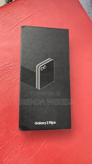New Samsung Galaxy Z Flip6 256 GB Silver - thumbnail 2