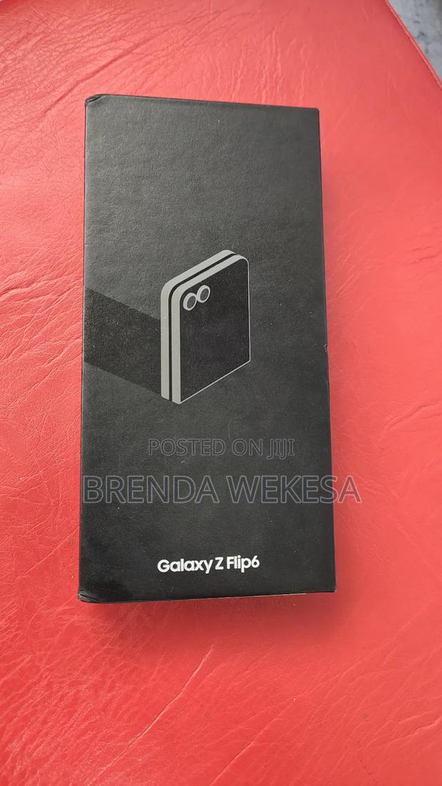 New Samsung Galaxy Z Flip6 256 GB Silver - thumbnail 3
