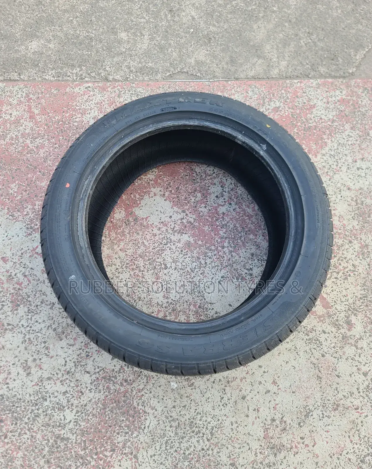 225/50r18 Maxtrek Tires