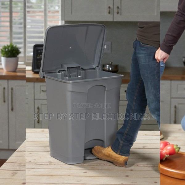 Quality Plastic Material 30l Step Pedal Waste Garbage Dust Bin