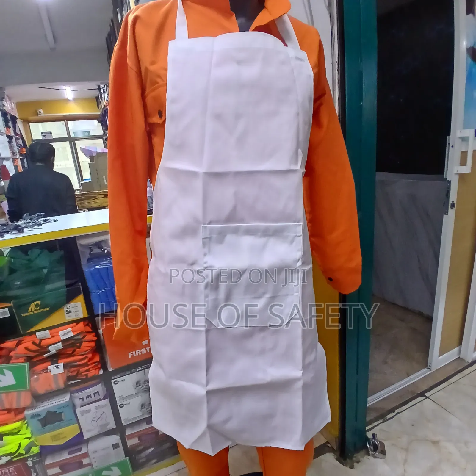 White Aprons With Full Coverage for Maximum Protection