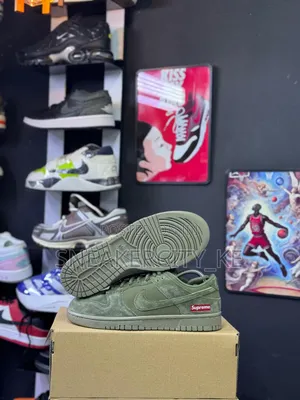 Supreme Nike Dunk Low