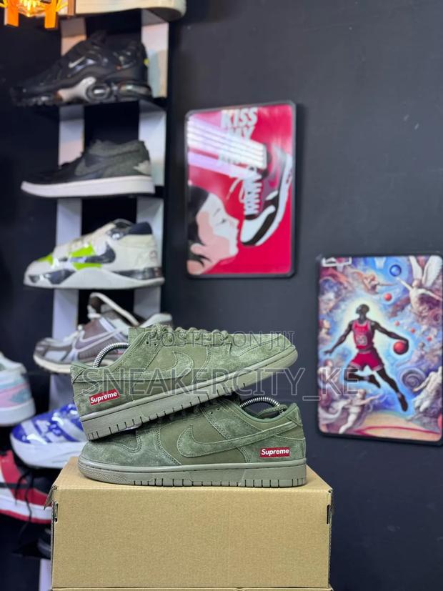 Supreme Nike Dunk Low - thumbnail 2