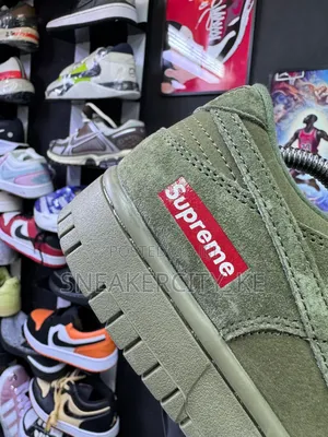 Supreme Nike Dunk Low