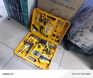 2 Batteries Dewalt Cordless Drill