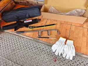 Vehicle 3 Ton Scissor Jack With Lifting Ratchet and Wheel Spanner Set