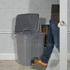 Multi-Purpose Hard Plastic 30l Step Pedal Garbage Bin for All Spaces