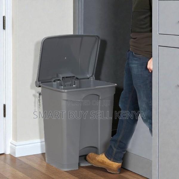 User Friendly Hard Plastic 30l Step Pedal Dust Bin for Home and Office